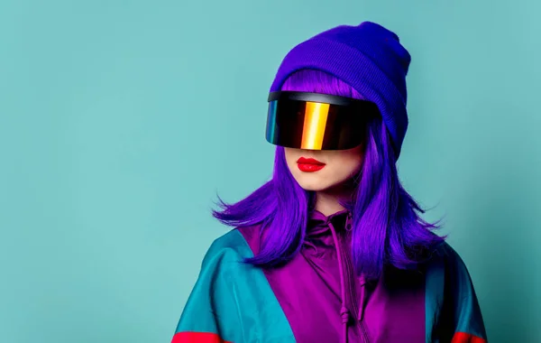 Stylowa Dziewczyna Cyberpunkowych Okularach Dresie Lat Tych Niebieskim Tle — Zdjęcie stockowe