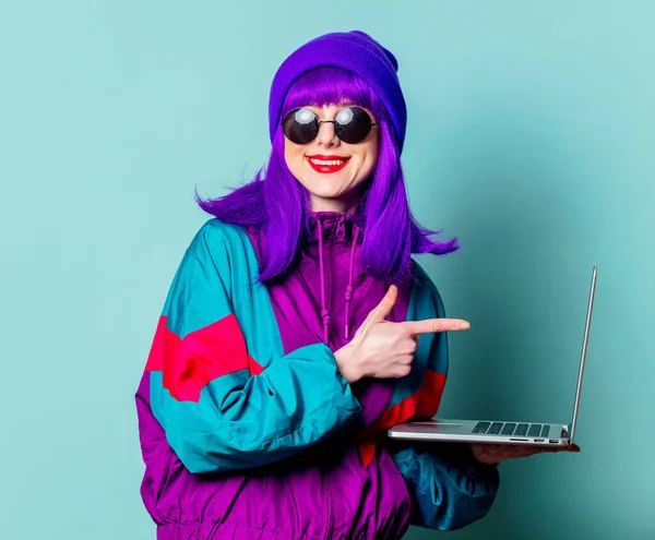 Uśmiechnięta Biała Dziewczyna Fioletowymi Włosami Drelichem Lat Tych Laptopem Niebieskim — Zdjęcie stockowe