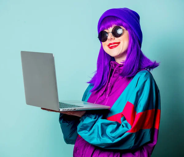 Mor Saçlı Gülümseyen Beyaz Kız Mavi Arka Planda Dizüstü Bilgisayarı — Stok fotoğraf