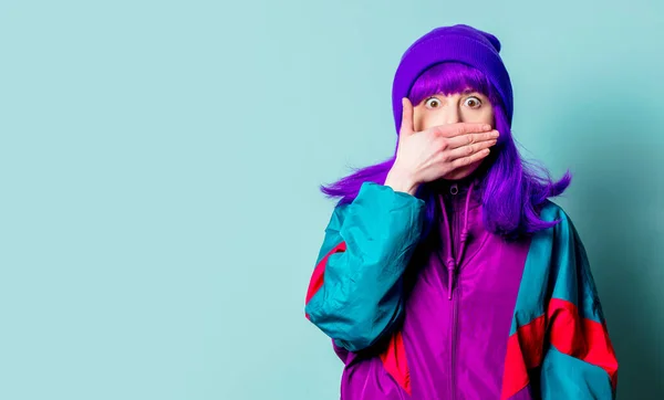 Surprised White Girl Purple Hair 80S Tracksuit Covers Her Mouth — Stock Photo, Image