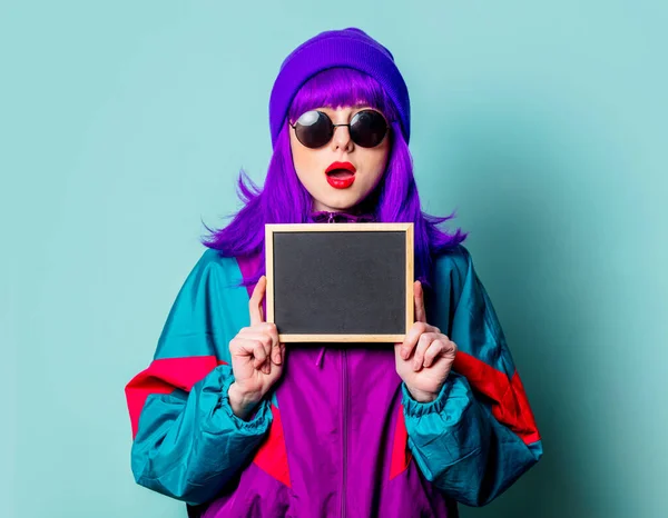 Menina Branca Elegante Com Cabelo Roxo Tracksuit Segurar Bordo Fundo — Fotografia de Stock