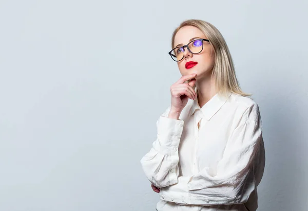 Blonde Lunettes Chemise Blanche Sur Fond Blanc — Photo