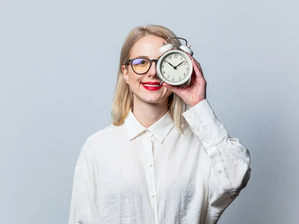 Retrato Bela Loira Camisa Branca Com Despertador Fundo Branco — Fotografia de Stock