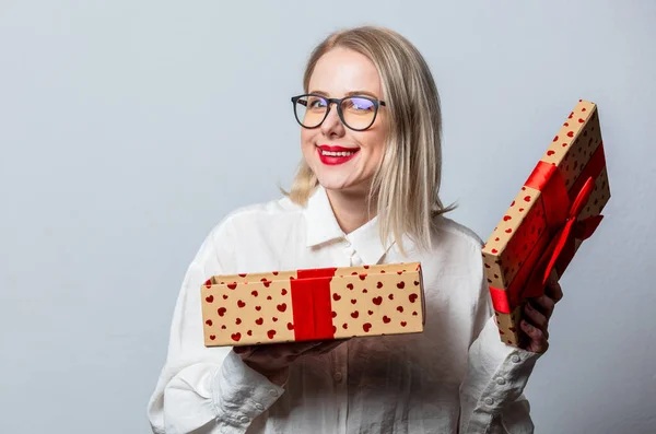 Portrait Surprised Blonde White Shirt Gift Box White Background — Stock fotografie