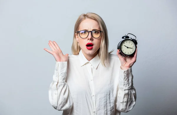 Retrato Hermosa Rubia Camisa Blanca Con Despertador Sobre Fondo Blanco — Foto de Stock