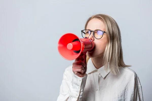 Retrato Hermosa Rubia Camisa Blanca Con Altavoz Sobre Fondo Blanco —  Fotos de Stock