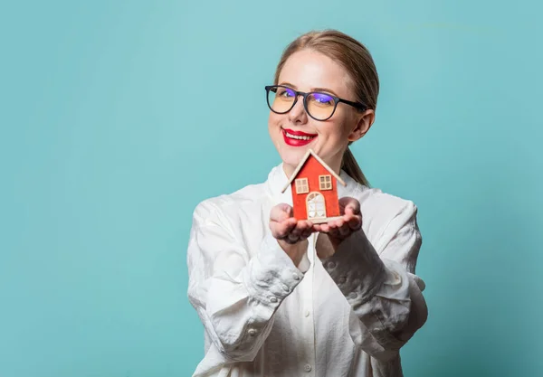 Retrato Bela Loira Camisa Branca Com Pequena Casa Fundo Azul — Fotografia de Stock