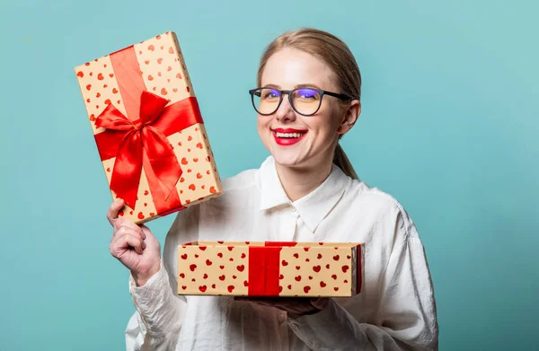 Portrait Beautiful Blonde White Shirt Gift Box Blue Background — Zdjęcie stockowe