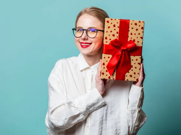 Portrait Beautiful Blonde White Shirt Gift Box Blue Background — Stock Photo, Image