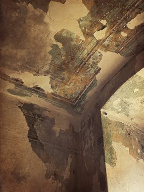 Terk edilmiş bir evin duvar kağıdına yakından bak. Filtreli fotoğraf