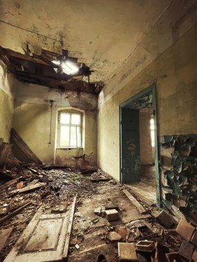 Terk edilmiş bir evin içinde. Filtreli fotoğraf