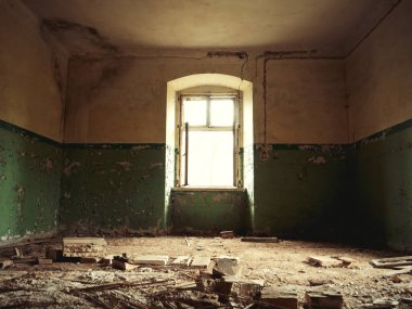 Terk edilmiş bir evin içinde. Filtreli fotoğraf