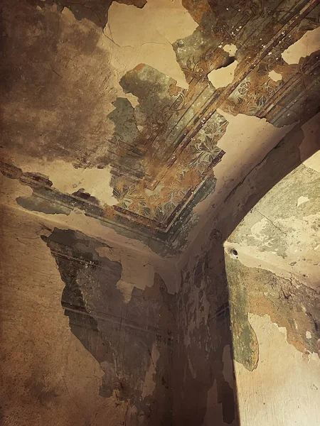 Terk edilmiş bir evin duvar kağıdına yakından bak. Filtreli fotoğraf