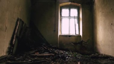 Polonya 'da terk edilmiş bir evin içinde. 