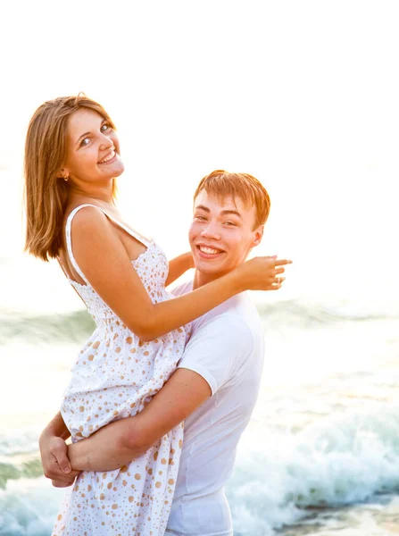 一对快乐的夫妇在海滩度假时的合影 — 图库照片