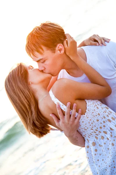 Bella Coppia Bianca Che Bacia Sulla Costa Del Mare All — Foto Stock