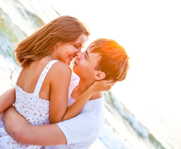 Beautiful White Couple Kissing Sea Coast Sunrise — Stock Photo, Image