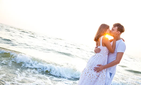 Beautiful White Couple Kissing Sea Coast Sunrise — Stock Photo, Image