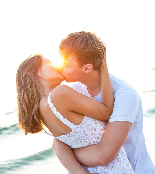 Hermosa Pareja Blanca Besándose Costa Del Mar Amanecer — Foto de Stock