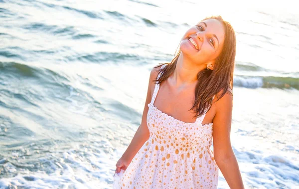 Красивая Молодая Женщина Стоит Пляже — стоковое фото