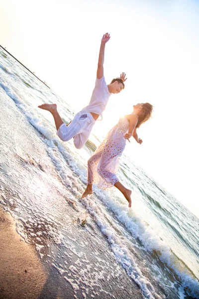 Pareja Joven Enamorada Saltando Costa Del Mar Amanecer —  Fotos de Stock