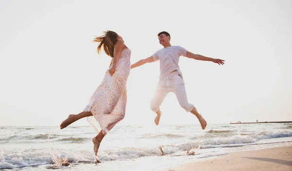Молодая Пара Влюбленных Прыгает Морском Побережье Рассвете — стоковое фото