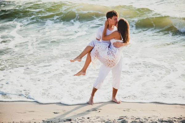 White Couple Kissing Sea Coast Sunrise — Stock Photo, Image