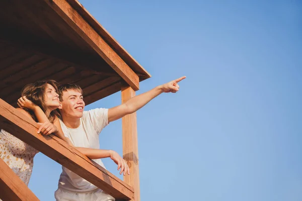 Mladý Pár Dívá Pryč Modré Obloze Pozadí — Stock fotografie