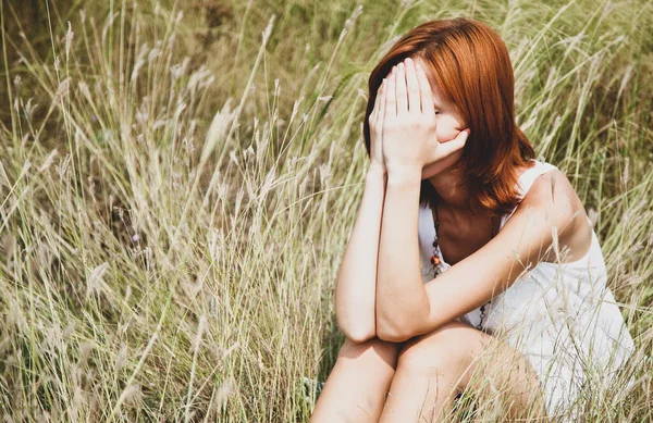 Tråkig Rödhårig Tjej Gräset Friluftsfoto — Stockfoto