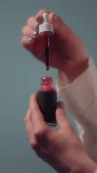 Kvinnliga Händer Hålla Kosmetisk Dropper Och Flaska Med Återfuktande Vätska — Stockvideo