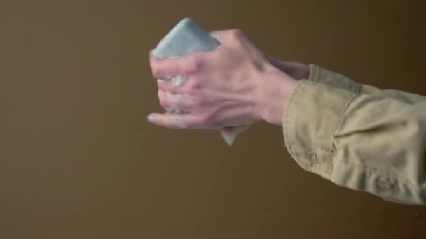 Vrouwelijke Handen Wassen Met Zeep Bruine Achtergrond — Stockvideo