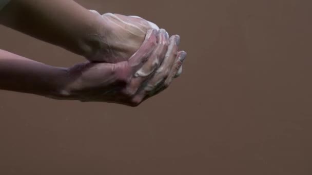 Weibliche Hände Waschen Mit Seife Auf Braunem Hintergrund — Stockvideo