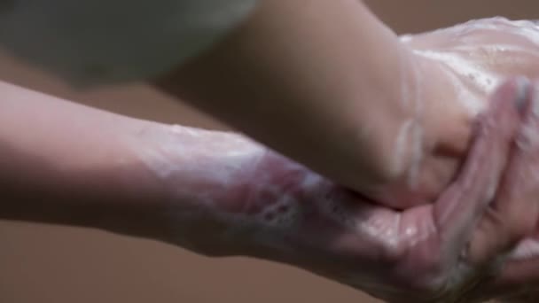 Kadın Kahverengi Arka Planda Sabunla Ellerini Yıkıyor — Stok video