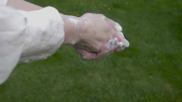 Γυναικεία Χέρια Πλύσιμο Σαπούνι Πράσινο Φόντο Γρασίδι — Αρχείο Βίντεο