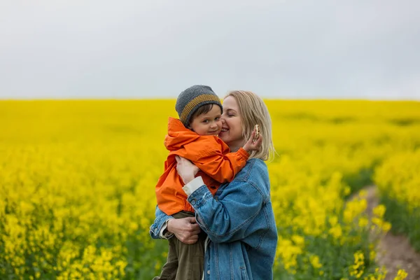 Blond Moeder Met Een Zoon Koolzaad Veld — Stockfoto