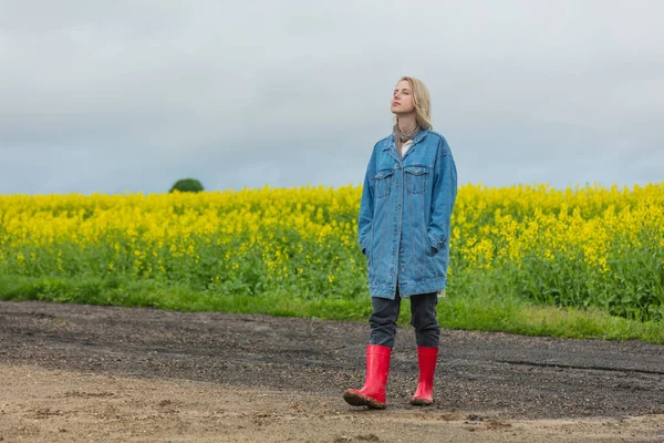 Belle Blonde Veste Denim Bottes Wellington Sur Champ Colza Jaune — Photo