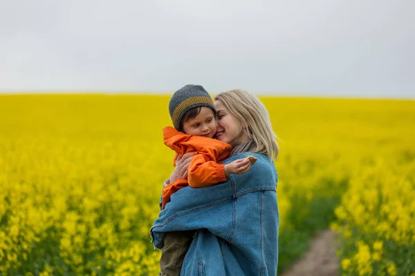 Blond Moeder Met Een Zoon Koolzaad Veld — Stockfoto