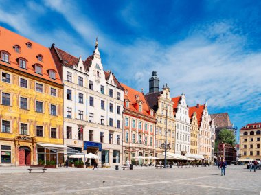 Wroclaw, Polonya - 21 Mayıs 2021: Wroclaw, Polonya 'da salgından sonra Eski Şehir sokaklarına bakın 