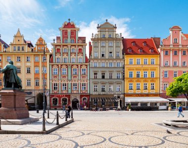 Wroclaw, Polonya - 21 Mayıs 2021: Wroclaw, Polonya 'da salgından sonra Eski Şehir sokaklarına bakın 