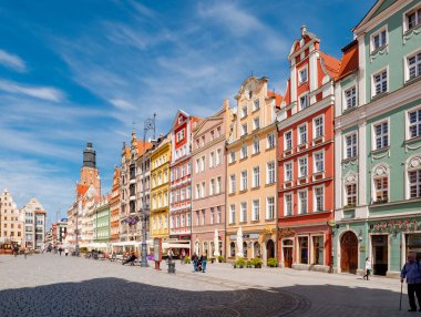 Wroclaw, Polonya - 21 Mayıs 2021: Wroclaw, Polonya 'da salgından sonra Eski Şehir sokaklarına bakın 