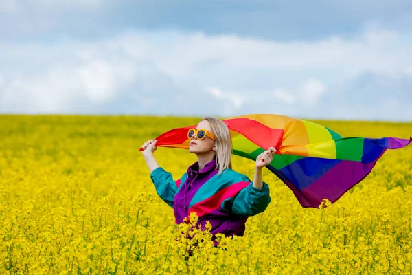 Женщина Радужным Флагом Лгбт Желтом Рапсовом Поле Весной — стоковое фото