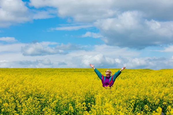 Mooie Vrouw Vintage Trainingspak Geel Koolzaad Veld — Stockfoto