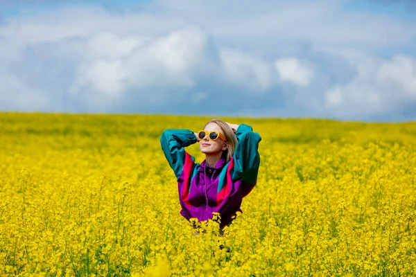 Красива Жінка Вінтажному Костюмі Жовтому Полі Ріпаку — стокове фото