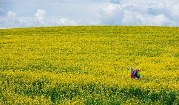 Feminino Com Bandeira Arco Íris Lgbt Campo Colza Amarelo Primavera — Fotografia de Stock