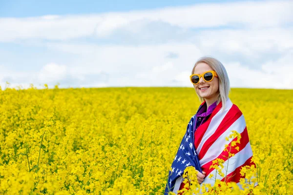 Femme Avec Drapeau Des États Unis Dans Champ Colza Jaune — Photo