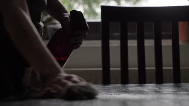 Γυναίκα Πλένει Ένα Τραπέζι Στο Σπίτι Σπρέι — Αρχείο Βίντεο