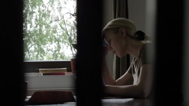 Kone Tar Seg Regninger Når Hun Sitter Ved Bordet Hjemme – stockvideo