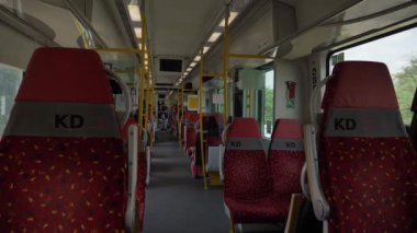 Aşağı Silezya KD treni içeride. Dul ve kulübeye bakıyor.