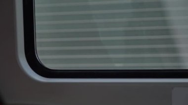 Trendeki pencereye bak.