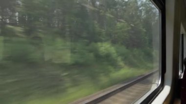 Trendeki pencereye bak.